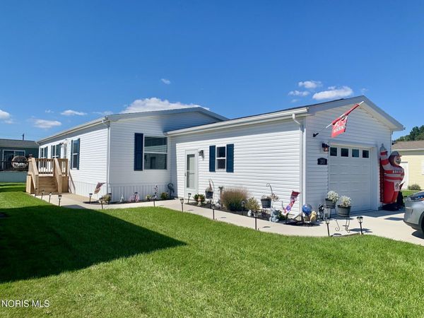 203 Meadowood Drive, Walbridge, OH 43465