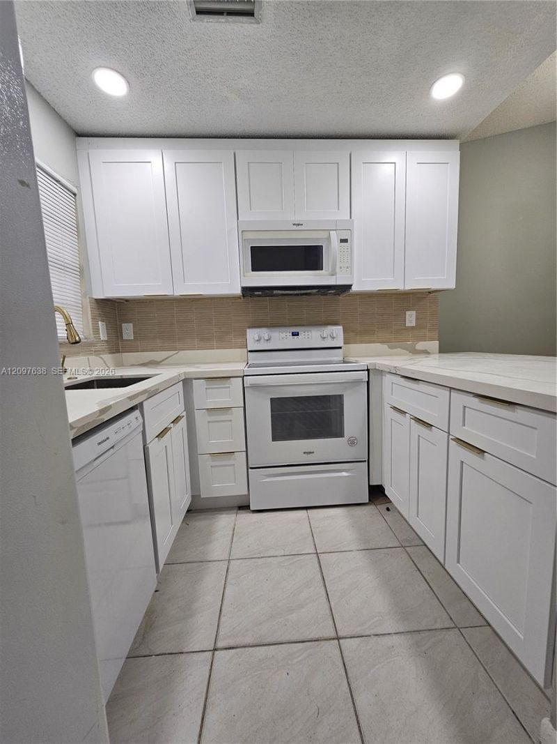 809 NE 214th Ln , Unit 2, Miami, FL 33179 Photo
