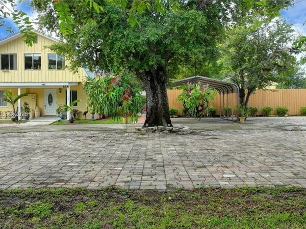 123 Riverbend Dr , La Belle, FL 33935