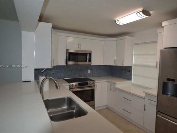 425 SE 11th Ter, Unit 403, Dania Beach, FL 33004