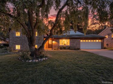 1721 Stratford Street, Sylvan Lake, Mi 48320