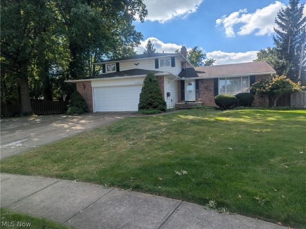 13711 Pineview Court , Middleburg Heights, OH 44130