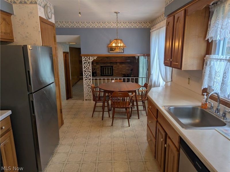 13711 Pineview Court, Middleburg Heights, OH 44130 Photo 2