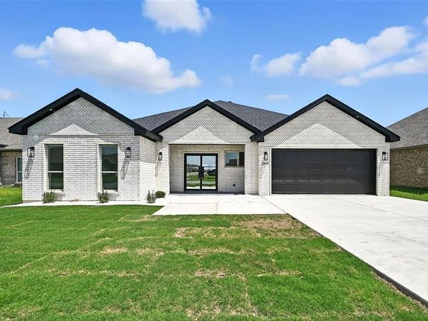 2414 Lauren Street, Mabank, TX 75147