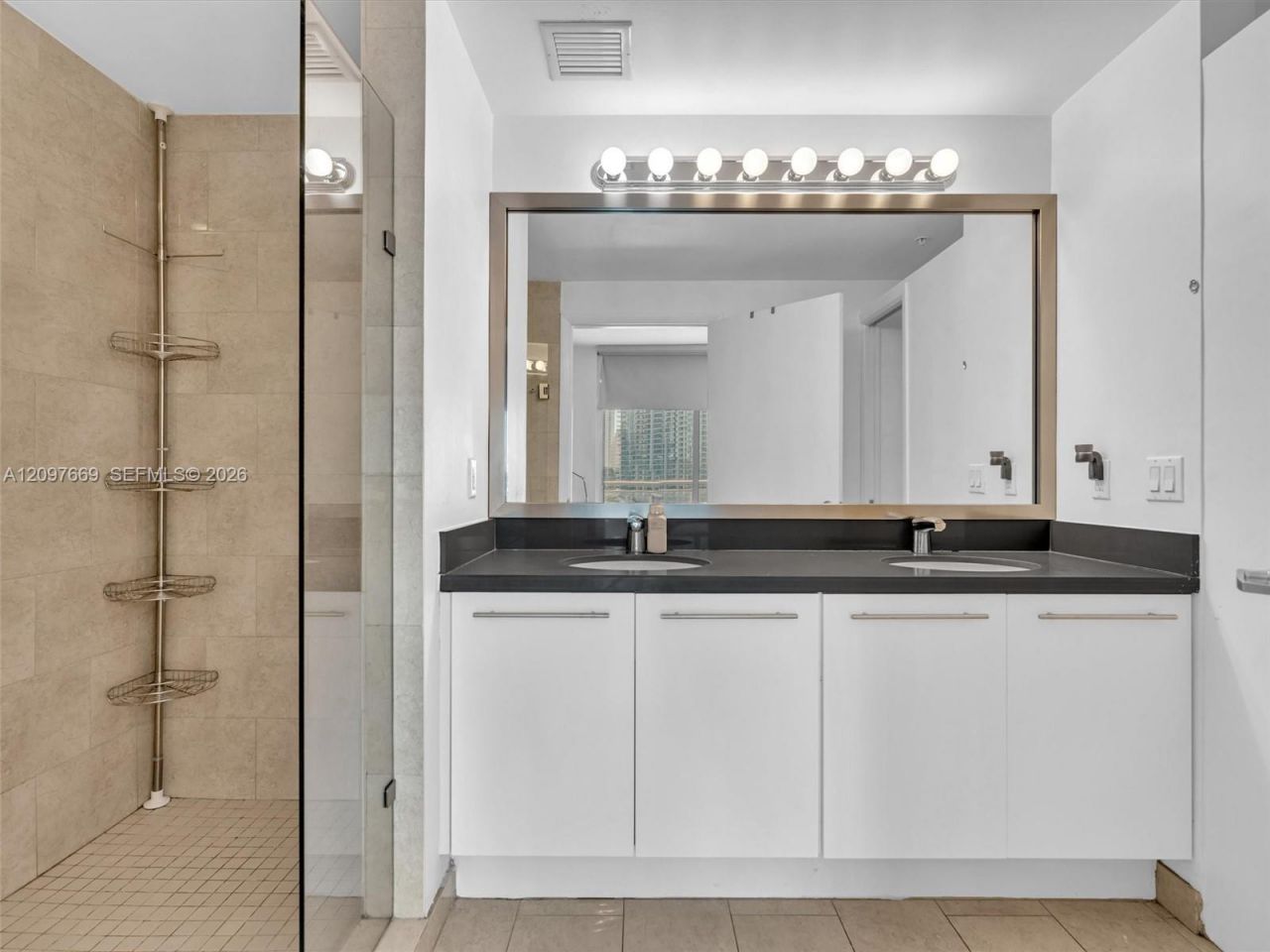 90 SW 3rd St , Unit 2013, Miami, FL 33130 Photo