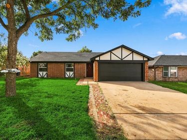 3113 Meadowmoor Street, Fort Worth, TX 76133