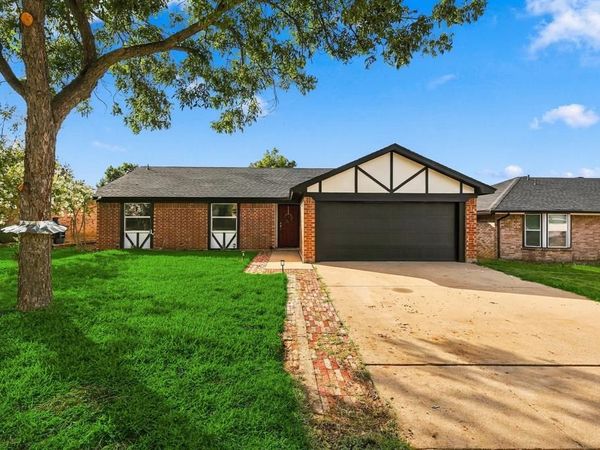 3113 Meadowmoor Street , Fort Worth, TX 76133