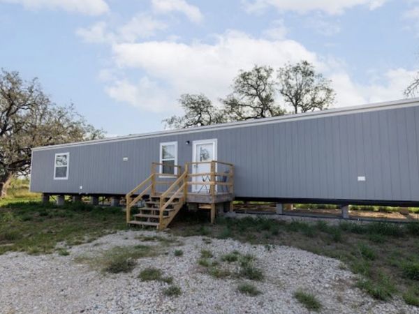 937 County Road 7711, Devine, TX 78016