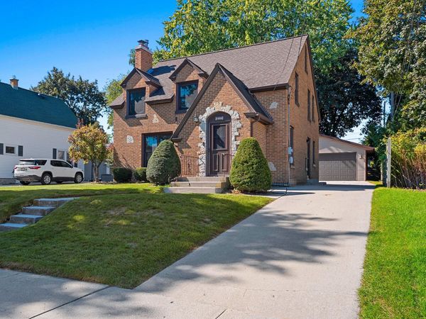 1036 N 17th St, Manitowoc, WI 54220