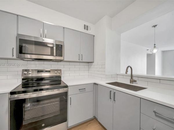 501 SW 1st St , Unit 502, Miami, FL 33130