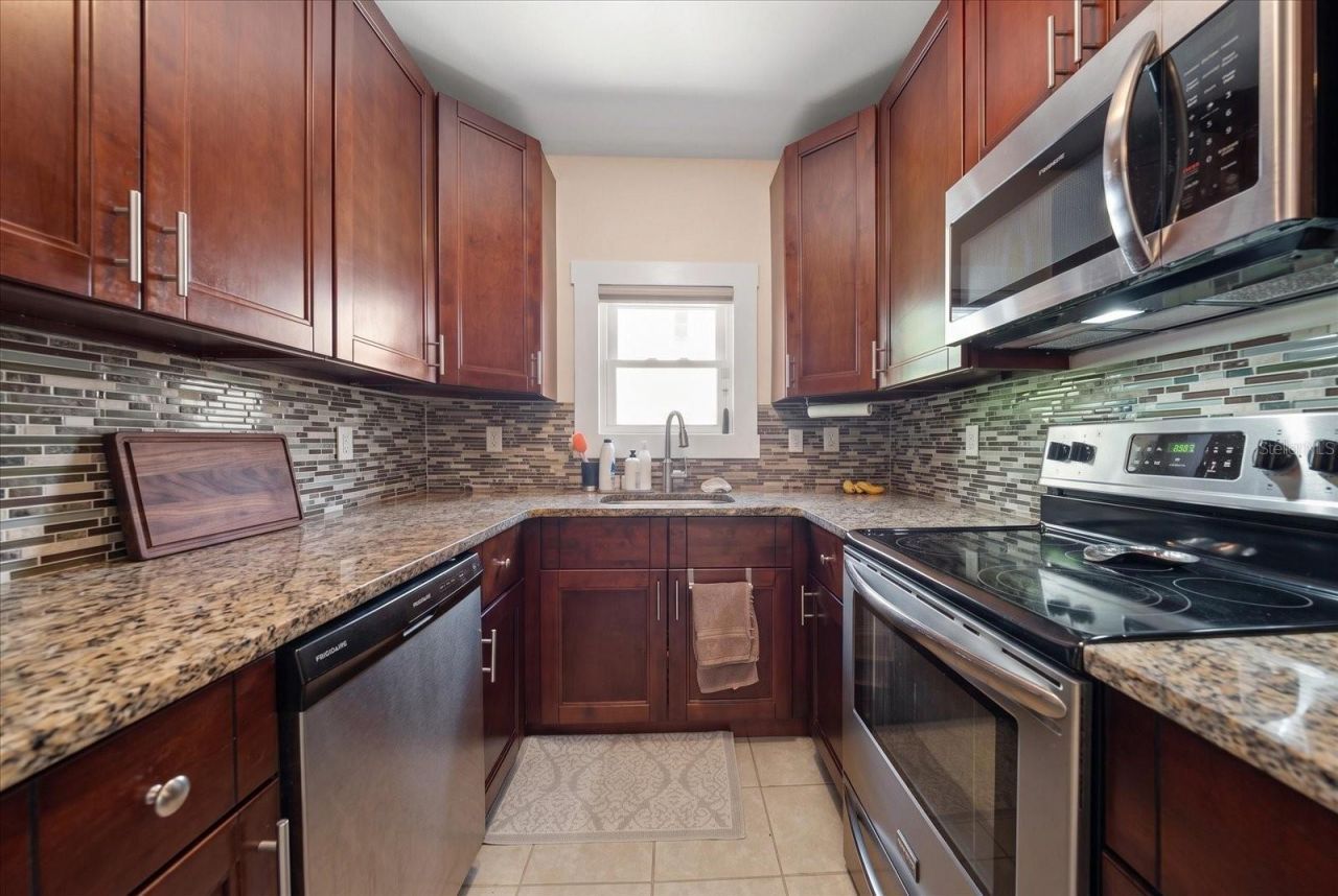 940 Locust Street Ne, Saint Petersburg, FL 33701 Photo