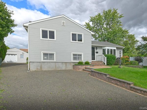 5 Robin Court, Bethpage, NY 11714