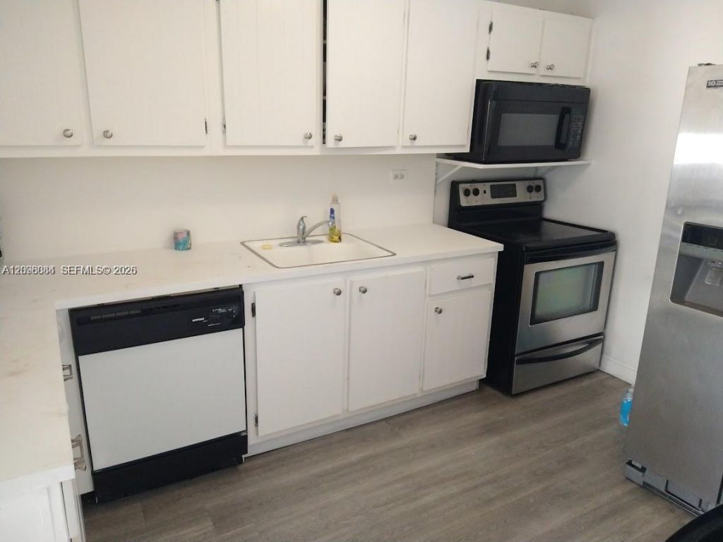6039 Collins Ave, Unit 1710, Miami Beach, FL 33140 Photo