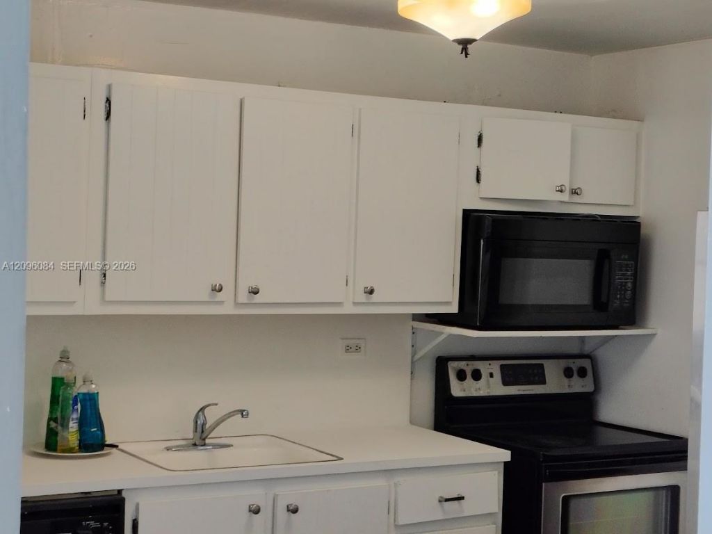 6039 Collins Ave, Unit 1710, Miami Beach, FL 33140 Photo