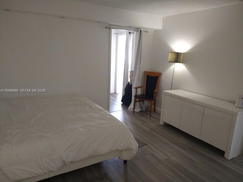 6039 Collins Ave, Unit 1710, Miami Beach, FL 33140 Photo