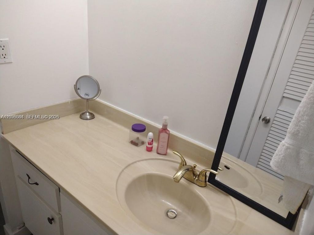 6039 Collins Ave, Unit 1710, Miami Beach, FL 33140 Photo