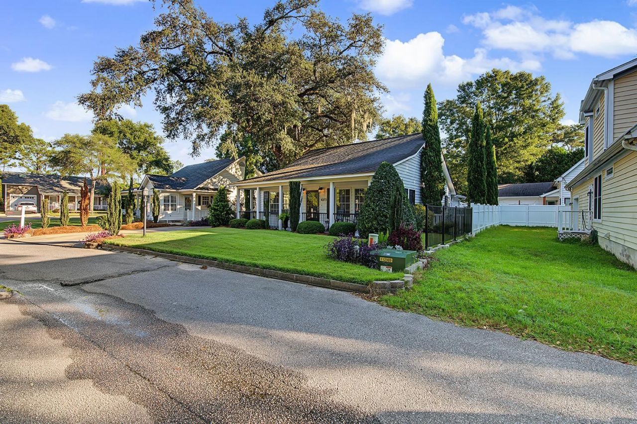 4273 Brook Dr. Photo 2