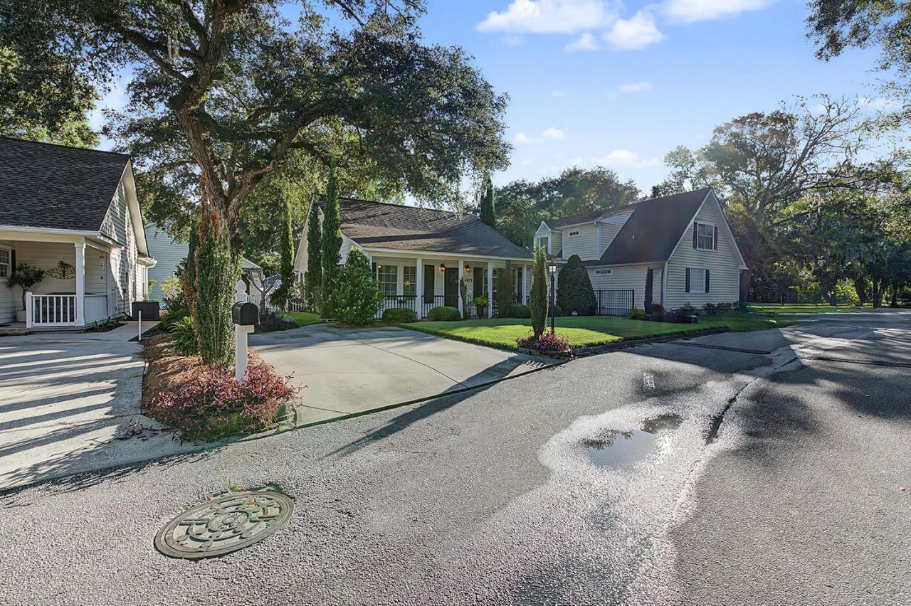 4273 Brook Dr. Photo 3