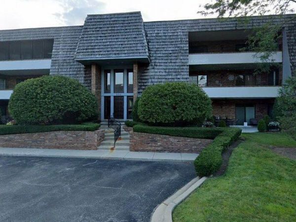 200 Red Top Drive , Libertyville, IL 60048