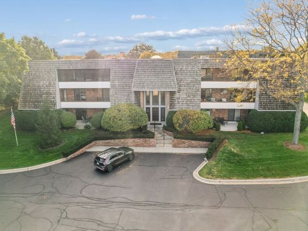 200 Red Top Drive, Unit 304, Libertyville, IL 60048