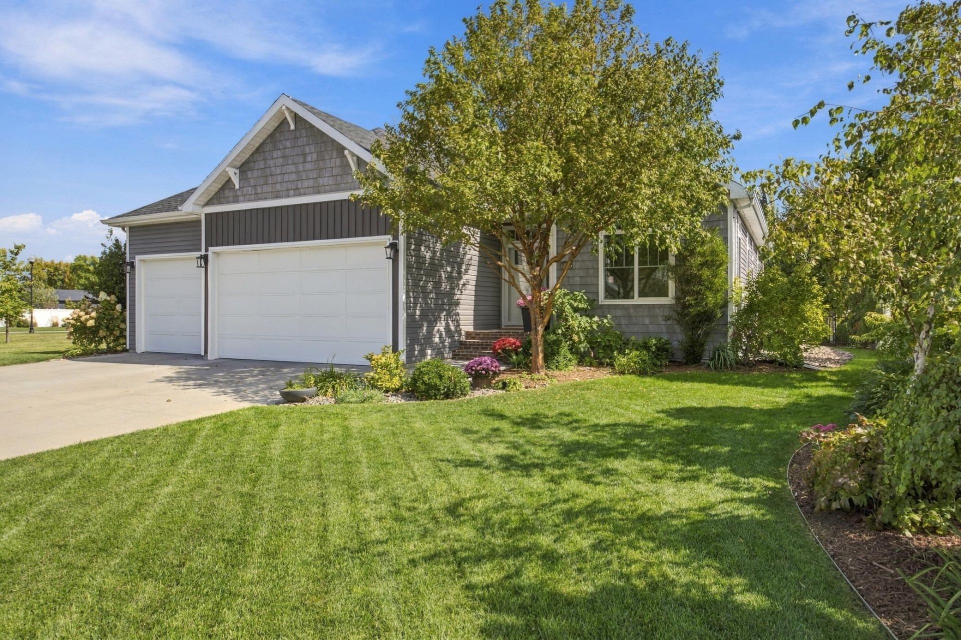 6016 Autumn Drive S, Fargo, ND 58104 Main Photo