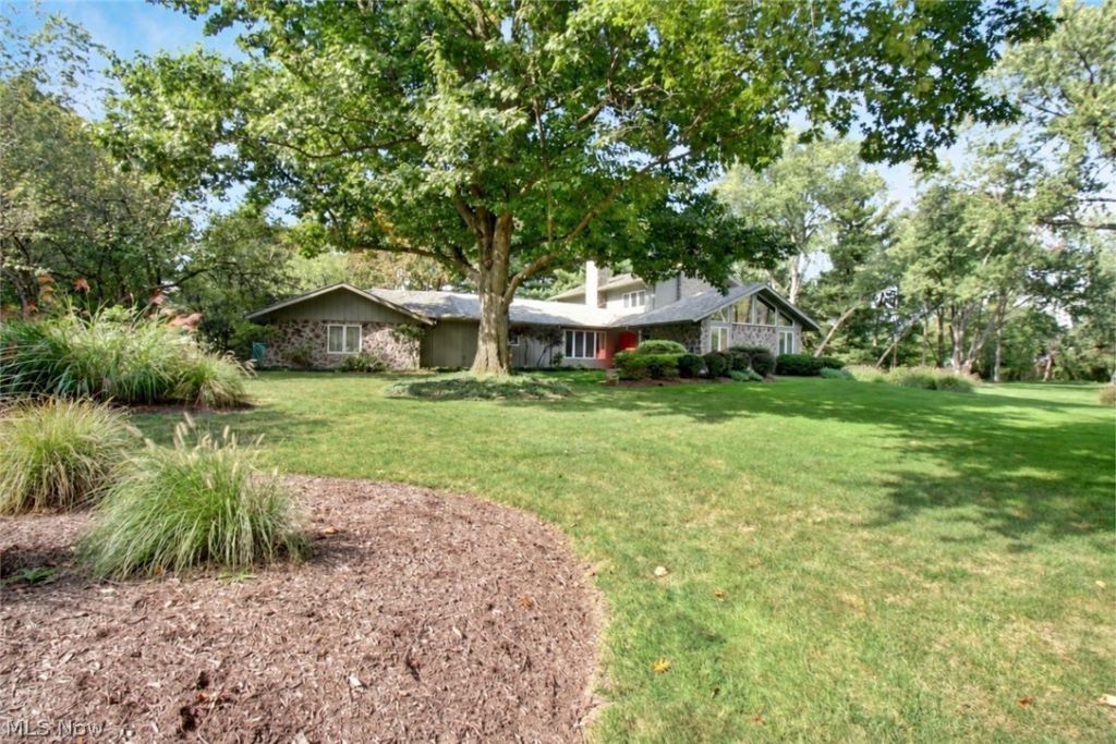 2025 Lyndway Road, Lyndhurst, OH 44121 Main Photo