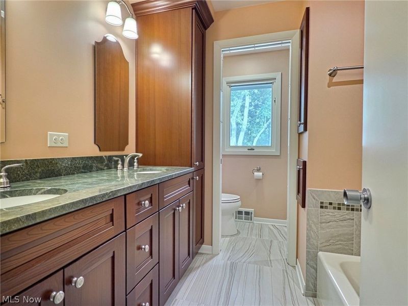 2025 Lyndway Road, Lyndhurst, OH 44121 Photo 19