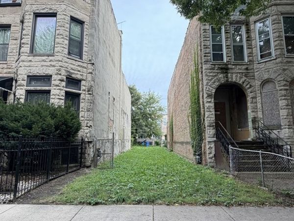 3635 S Giles Avenue , Chicago, IL 60653