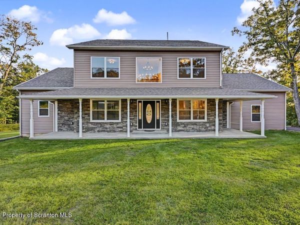 101 Windsor Way, Roaring Brook Twp, PA 18444