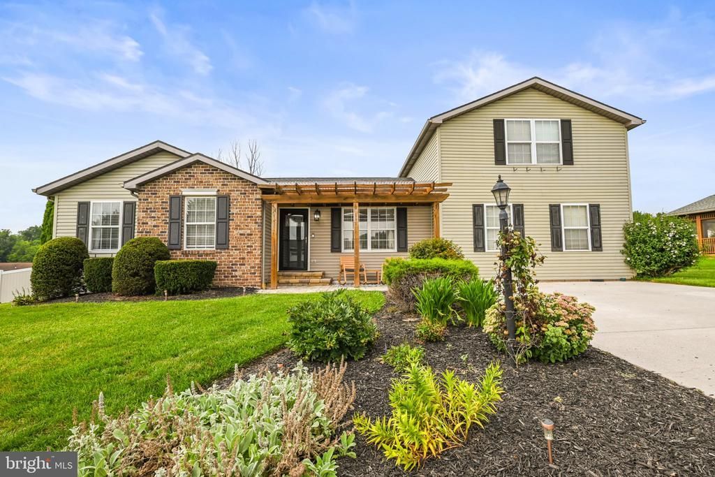 41 Bugler Drive, New Oxford, PA 17350 Main Photo
