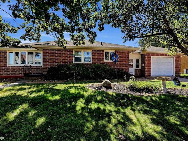 880 Cottage Place, Dubuque, IA 52001