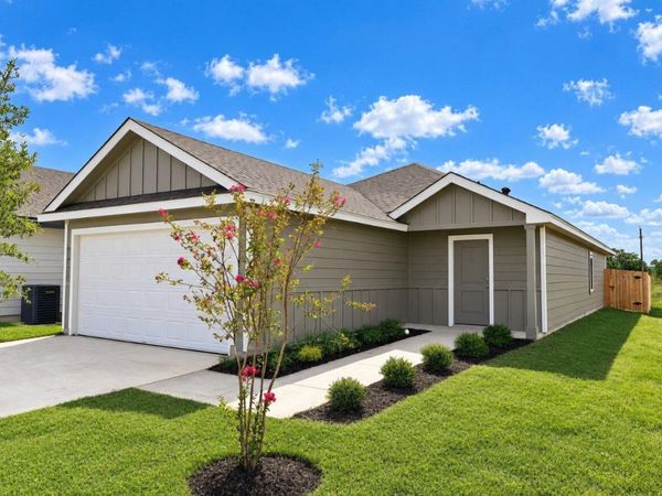 109 Mullins DR, Rockdale, TX 76567