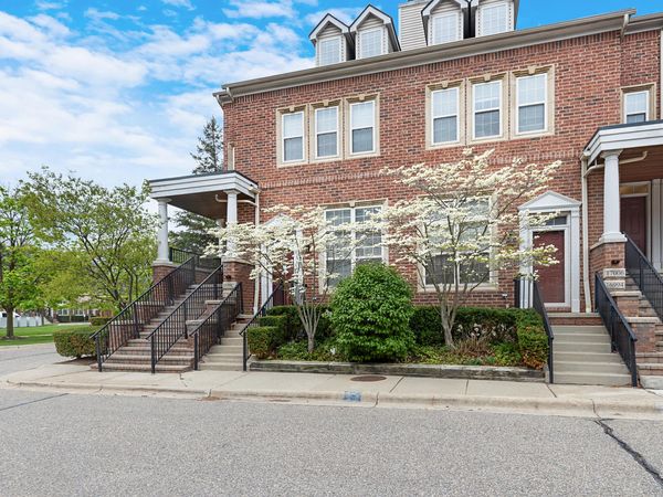 16992 Farmington Road, Unit 104, Livonia, MI 48154