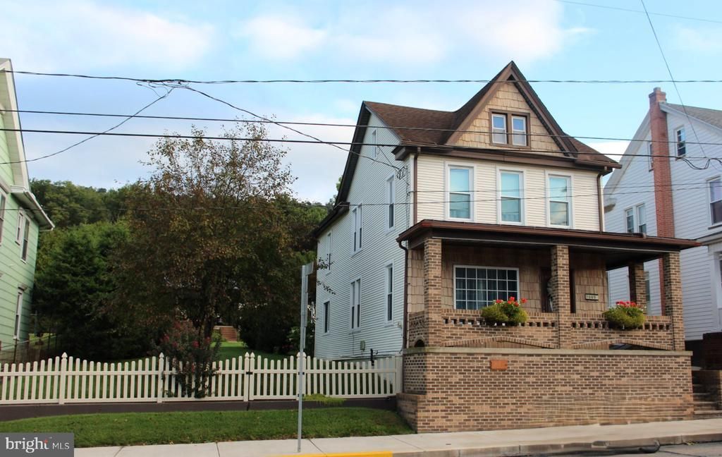 1009 E GRAND AVENUE, TOWER CITY, PA 17980