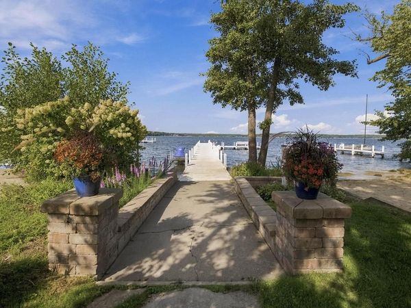 N1370 Bird LANE, Fontana, WI 53125