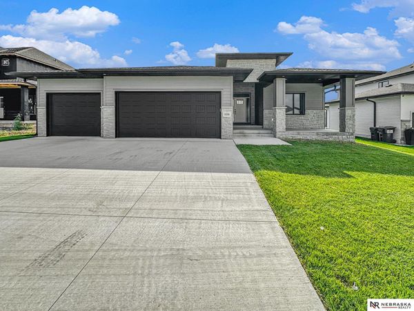 1036 Kantor Lane, Hickman, NE 68372