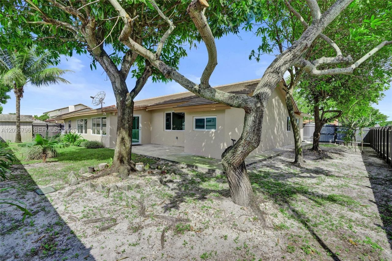 20102 NW 62nd Ave, Hialeah, FL 33015 Photo