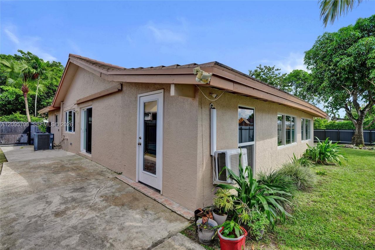 20102 NW 62nd Ave, Hialeah, FL 33015 Photo