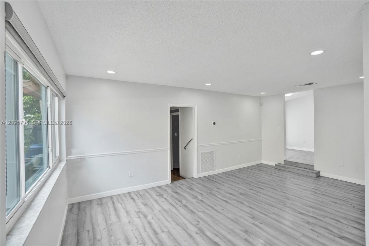 20102 NW 62nd Ave, Hialeah, FL 33015 Photo