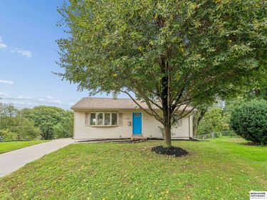4052 Valley Circle, Omaha, NE 68105