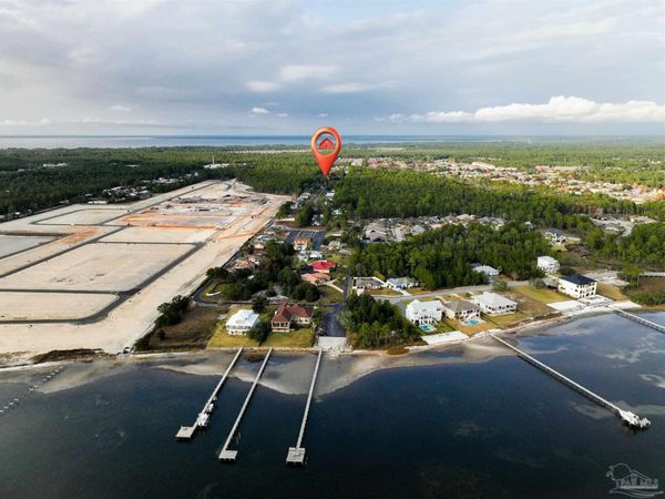 1810 W Smugglers Cove Cir, Gulf Breeze, FL 32563