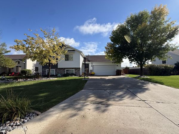 1529 12TH Avenue SE, East Grand Forks, MN 56721