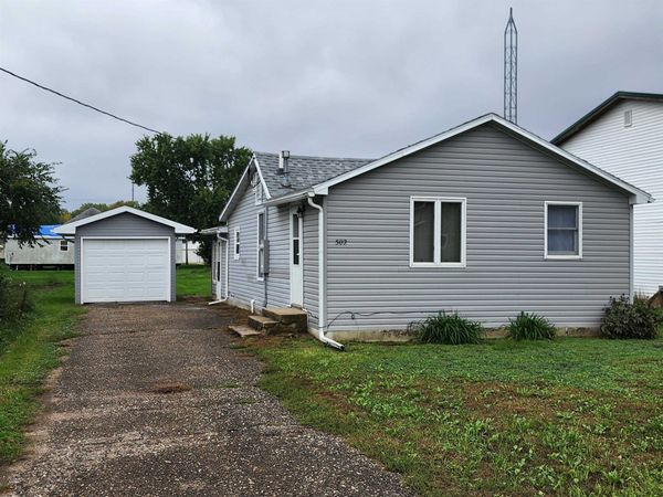 502 E Kent Street , Graettinger, IA 51342