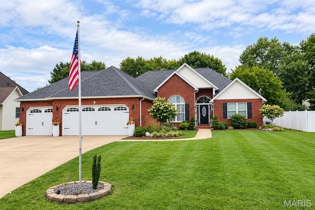 184 Heatherland Drive, Bethalto, IL 62010 Main Photo