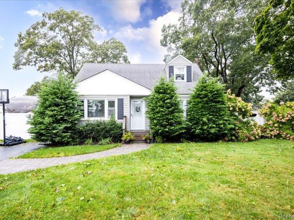 621 N Fulton Avenue , Lindenhurst, NY 11757