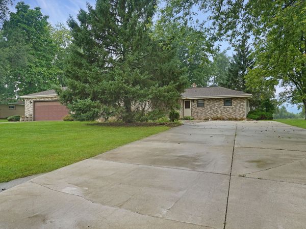 W183N5895 Spruce Ln, Menomonee Falls, WI 53051