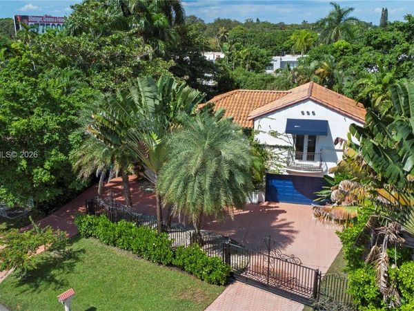 945 NE 78th St , Miami, FL 33138