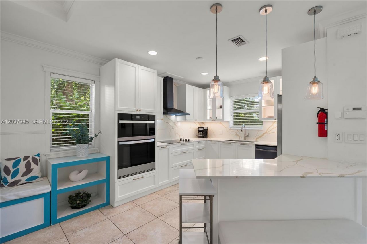 945 NE 78th St , Miami, FL 33138 Photo