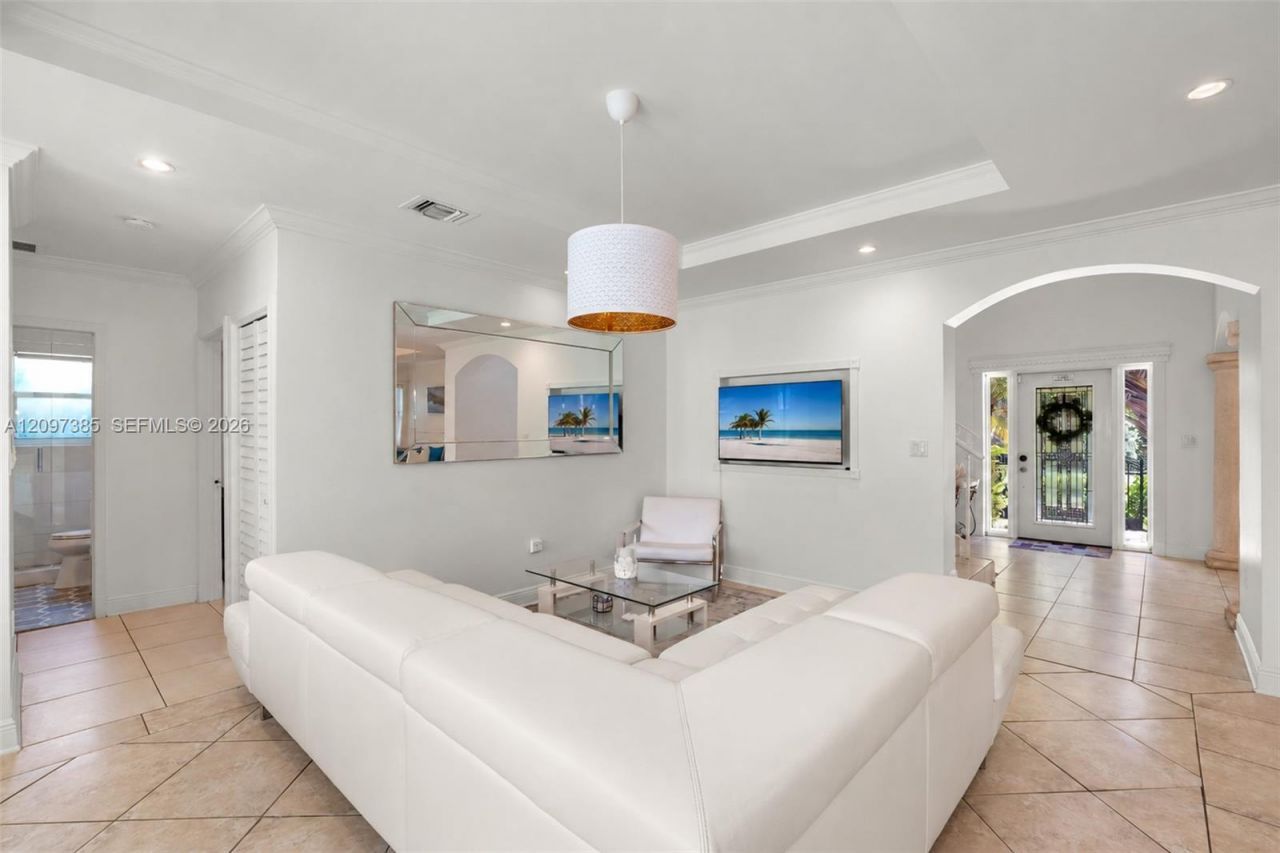 945 NE 78th St , Miami, FL 33138 Photo