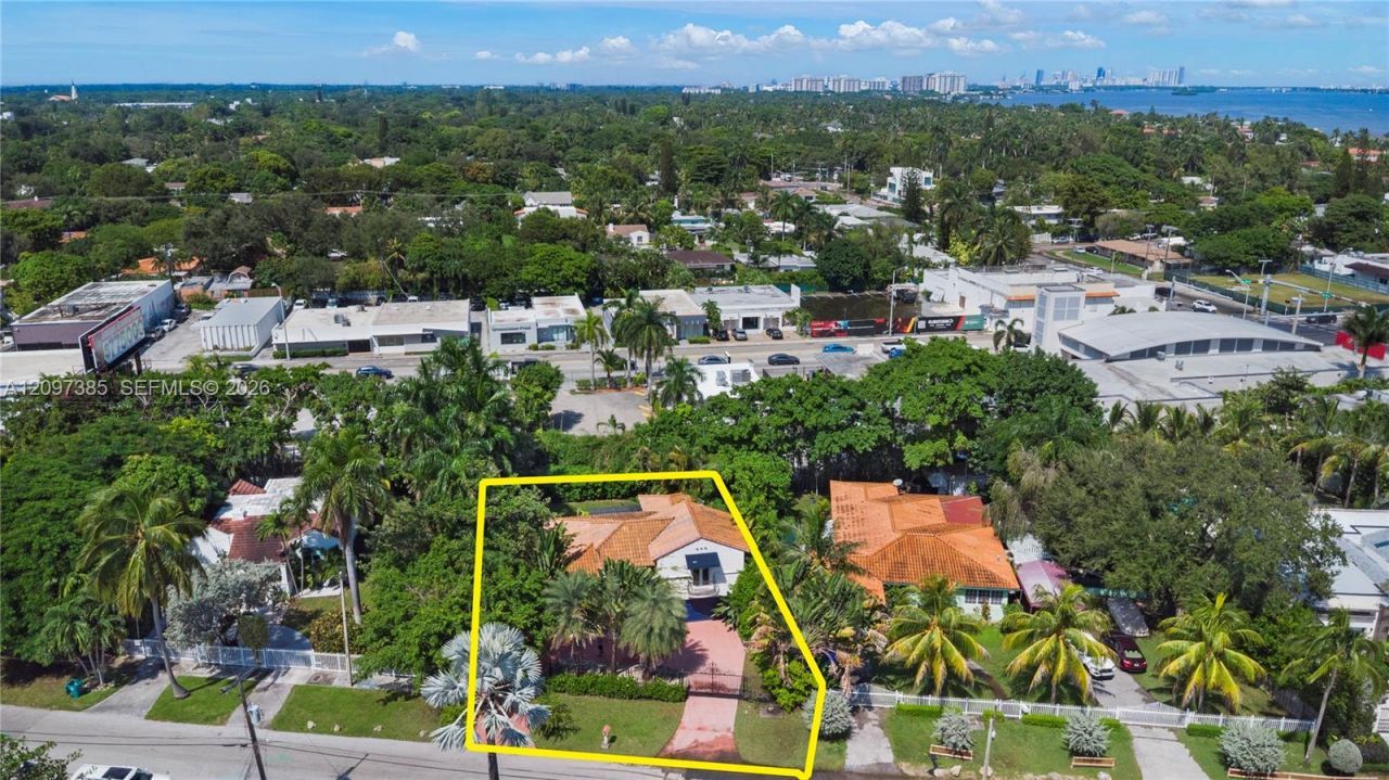 945 NE 78th St , Miami, FL 33138 Photo